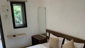 Chambre Double Standard, vue piscine | Salle de bain