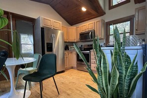 Microwave, oven, stovetop, dishwasher - Great Fall pricing! Magical Views & Peaceful Vibes; private dock, kayaks, firepit, office! (Newtown)