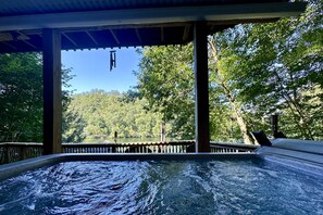 Un bain à remous avec vue sur une zone boisée.