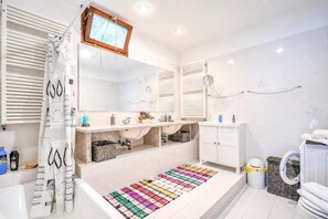 A modern bathroom with a bathtub, a shower, a toilet, and a sink. - Isola Bella: Lake Maggiore View Terrace in Stresa (Stresa)
