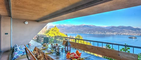 Perhehuoneisto, 1 makuuhuone, terassi, vuorten lähellä (Isola Bella: Lake Maggiore view) | Ulkoruokailutilat