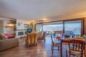 Apartemen Keluarga, beberapa kamar, tepi gunung (Isola Bella View Stresa) | Tempat makan