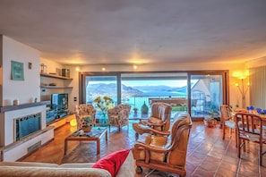 Familieleilighet, flere soverom, ved fjell (Isola Bella View Stresa) | Oppholdsområde | En 21-tommers Flatskjerm-TV med digitale kanaler