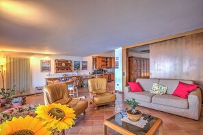 Apartemen Keluarga, beberapa kamar, tepi gunung (Isola Bella View Stresa) | Area keluarga | Televisi layar datar 21-inci dengan saluran TV digital