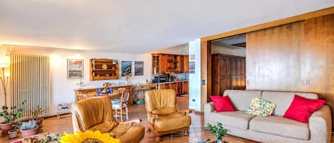 Familie appartement, 1 slaapkamer, terras, uitzicht op gebergte (Isola Bella: Lake Maggiore view) | Woonruimte | Een flatscreentelevisie