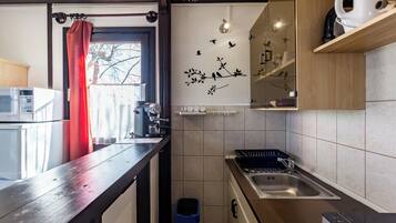 Een koelkast, een magnetron, een kookplaat