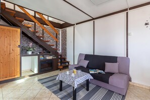 บ้านพักสแตนดาร์ด, หลายห้องนอน, ติดภูเขา (Karesz Holiday Home) | บริเวณนั่งเล่น | ทีวีจอแบน 21 นิ้ว พร้อมช่องเคเบิล
