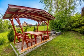 Standard-Haus, 2 Schlafzimmer, Balkon, Bergseite (Karesz Holiday Home /w Terrace &) | Speisen im Freien