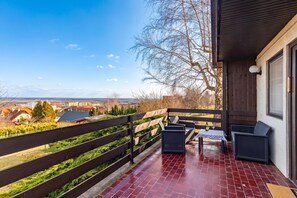 Standard-Haus, Mehrere Schlafzimmer, Bergseite (Karesz Holiday Home) | Speisen im Freien