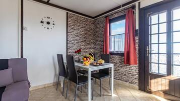 Standard House, Multiple Bedrooms, Mountainside (Karesz Holiday Home) | Dining