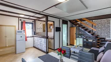 منزل عادي - عدة غرف نوم - بالقرب من الجبل (Karesz Holiday Home) | منطقة المعيشة | تلفزيون بشاشة مسطحة بحجم 21-بوصة يعرض قنوات تلفزيونية باشتراك مدفوع