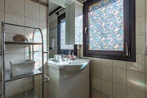 Standard House, Multiple Bedrooms, Mountainside (Karesz Holiday Home) | Bathroom - Karesz Holiday Home (Zalakaros)