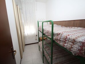 2 chambres, lit parapluie, draps fournis