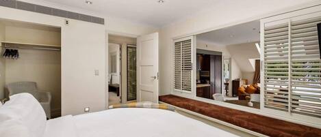 2 habitaciones, escritorio, tabla de planchar con plancha y wifi