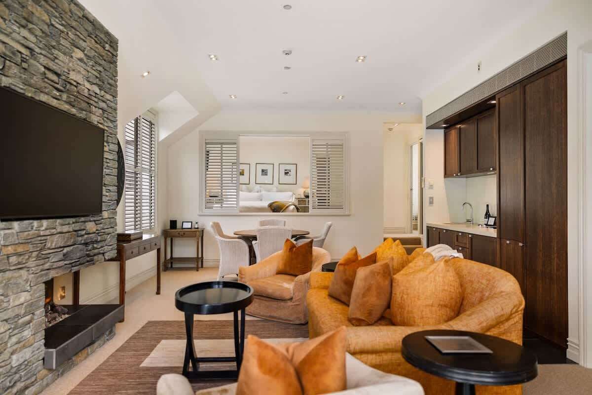 Téléviseur, foyer, bureau