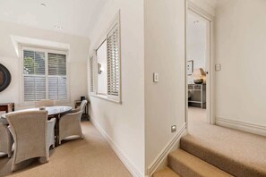 Interior - Ben Lomond 3 -Top-Floor Lakeshore Apartment (Queenstown)