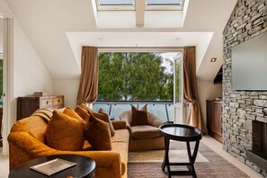 TV, fireplace, offices - Ben Lomond 3 -Top-Floor Lakeshore Apartment (Queenstown)