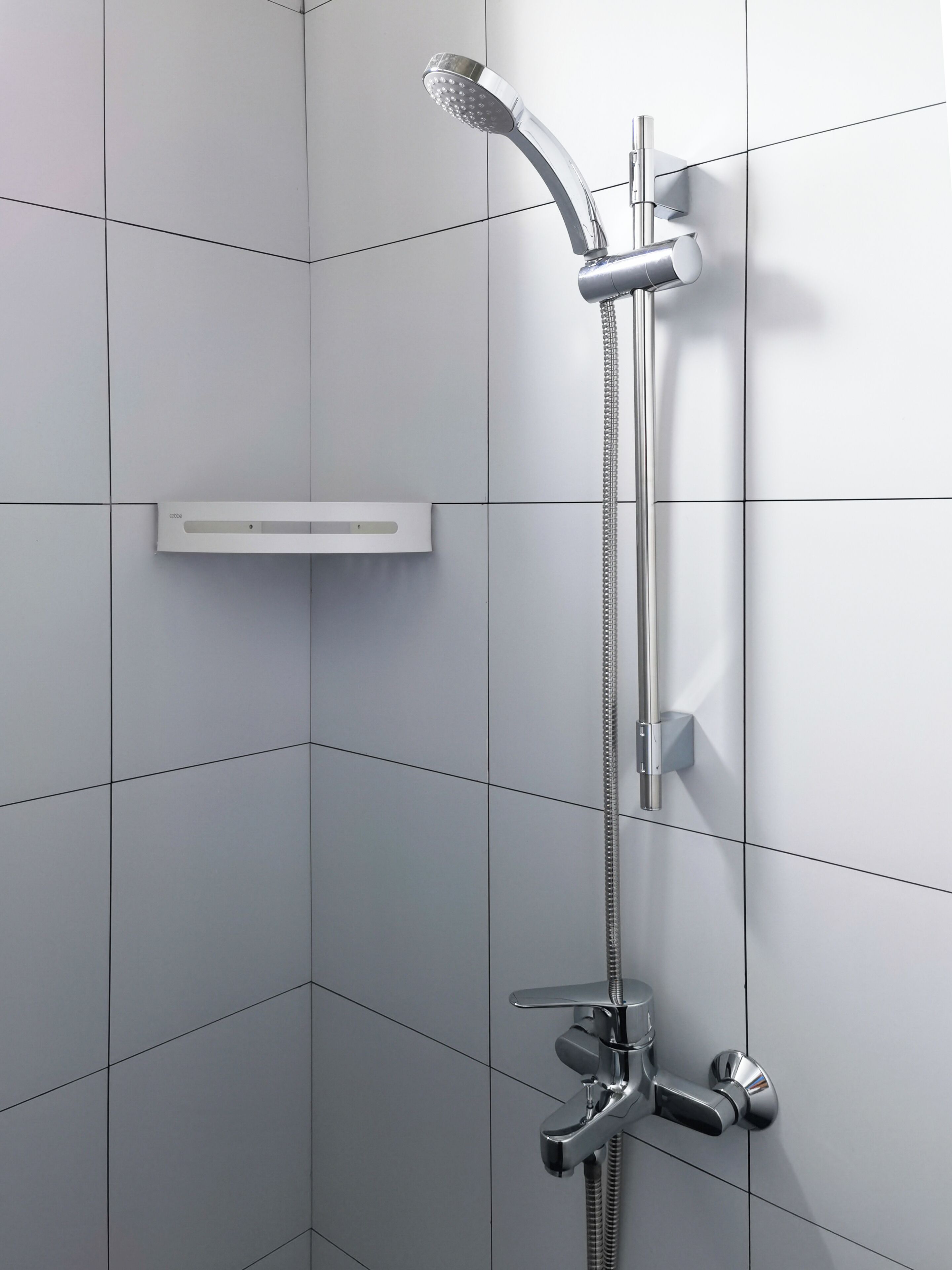 Eine moderne Dusche mit Handbrause und einer fest installierten Bedienkonsole.