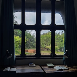Signature Twin Room | Desk, laptop workspace, free WiFi, bed sheets