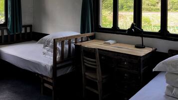 Senior Twin Room | Desk, laptop workspace, free WiFi, bed sheets