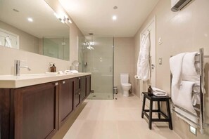 Douche, sèche-cheveux, serviettes fournies