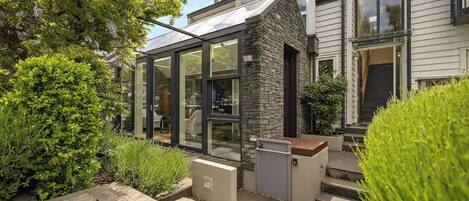 المنشأة من الخارج