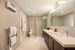 Shower, hair dryer, towels, shampoo - Glen Nevis 1- Queenstown Lakeshore Apt (Queenstown)