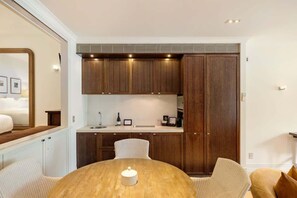 Dining - Glen Nevis 1- Queenstown Lakeshore Apt (Queenstown)