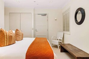 2 bedrooms, desk, iron/ironing board, WiFi - Glen Nevis 2- Queenstown Lakeshore Apt (Queenstown)