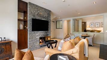 Televisión, chimenea y oficina