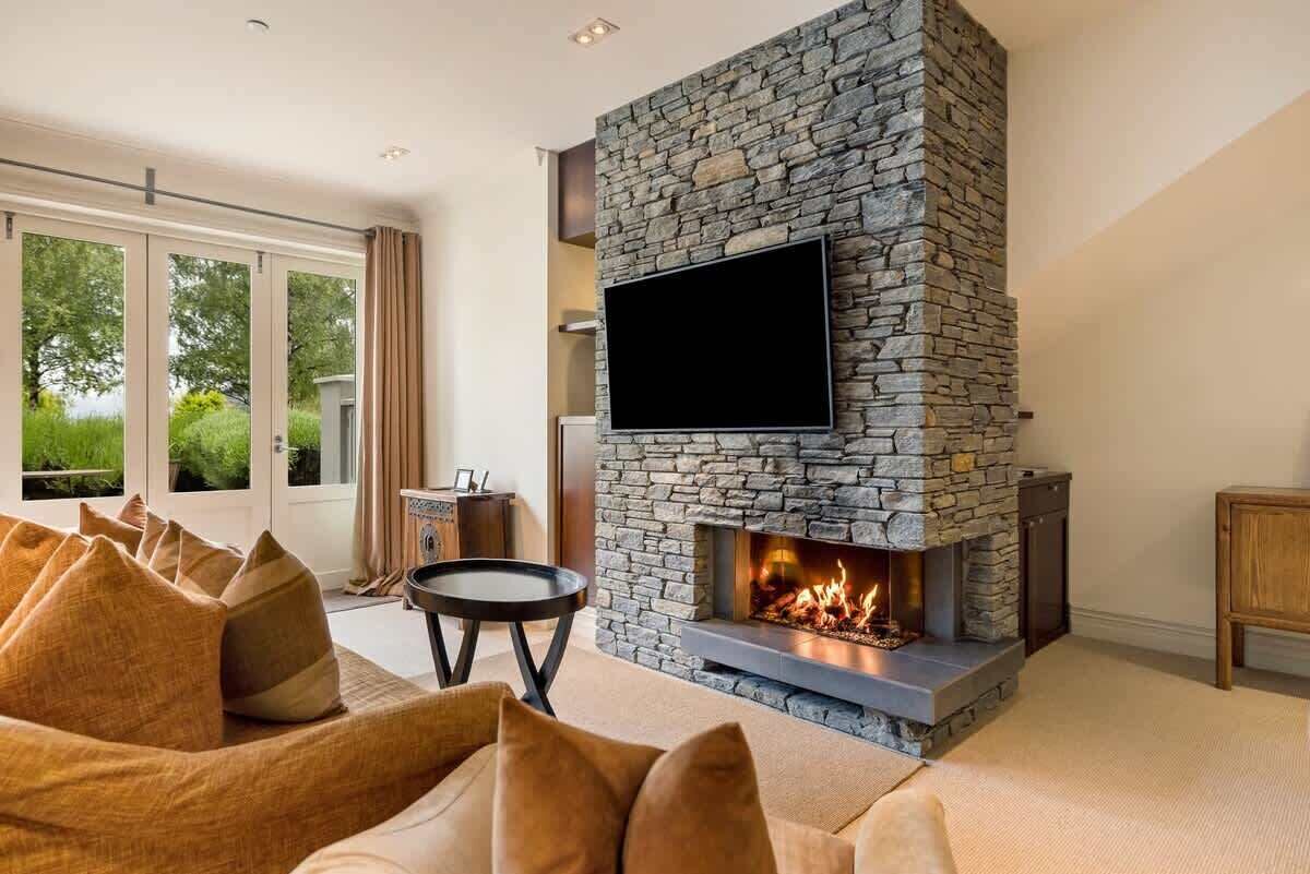 Fernseher, Kamin, Arbeitsbereiche