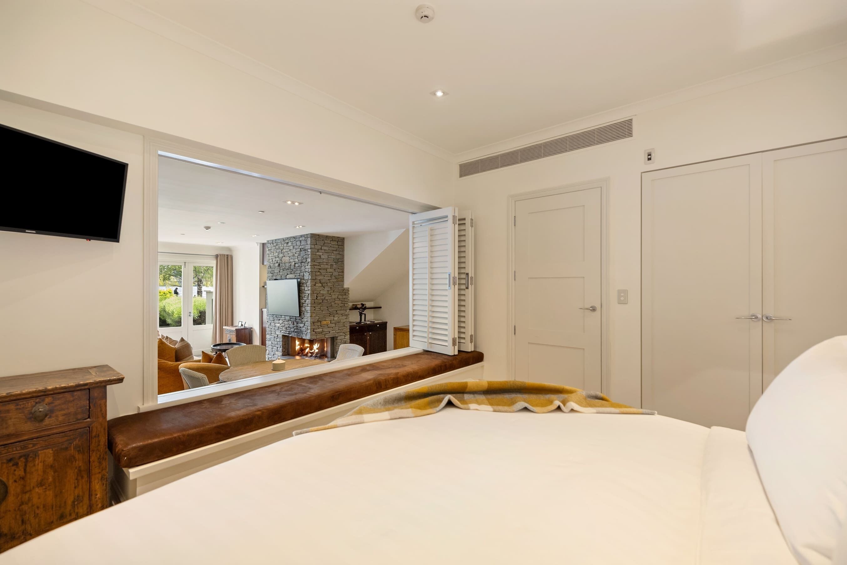 2 habitaciones, escritorio, tabla de planchar con plancha y wifi 