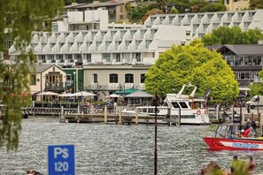 Marina - Creighton 1- Spacious Lakeshore Apartment (Queenstown)
