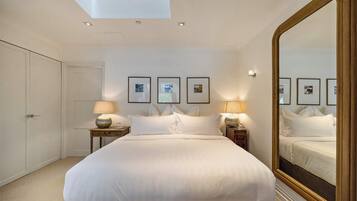 2 bedrooms, desk, iron/ironing board, WiFi