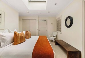 2 bedrooms, desk, iron/ironing board, WiFi