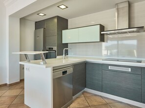 Kylskåp, mikrovågsugn, ugn och diskmaskin