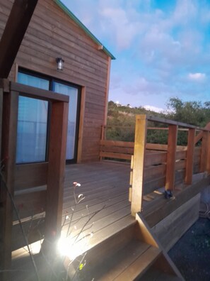 Terrace/patio - Ti Kaz'Olivine, fully-equipped chalet with Jacuzzi. Sea and mountain view. 45m2. (Petite-Île)