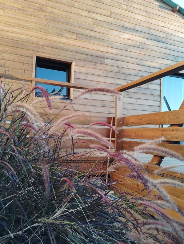 Exterior detail - Ti Kaz'Olivine, fully-equipped chalet with Jacuzzi. Sea and mountain view. 45m2. (Petite-Île)