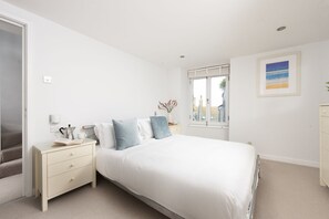 3 bedrooms, iron/ironing board, Internet, bed sheets