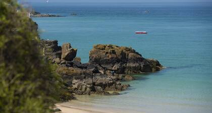 Salubrious Cottage - a cottage that sleeps 6 guests in 3 bedrooms