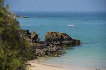 Salubrious Cottage - a cottage that sleeps 6 guests in 3 bedrooms