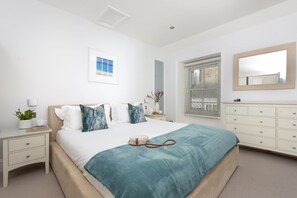 3 bedrooms, iron/ironing board, internet, bed sheets