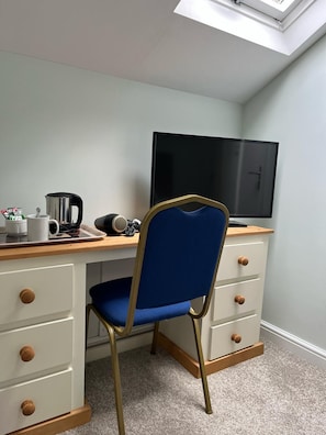 Hypo-allergenic bedding, desk, laptop workspace, iron/ironing board - The White Swan Hotel (Halifax)