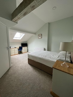 Hypo-allergenic bedding, desk, laptop workspace, iron/ironing board - The White Swan Hotel (Halifax)