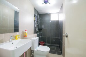 Shower, hair dryer, bidet, towels - Comfortable 3-bedroom condo with WiFi, AC in wonderful Sandakan Nature City (Sandakan)