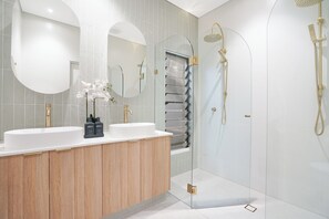 Dusche, Haartrockner, Handtücher, Seife