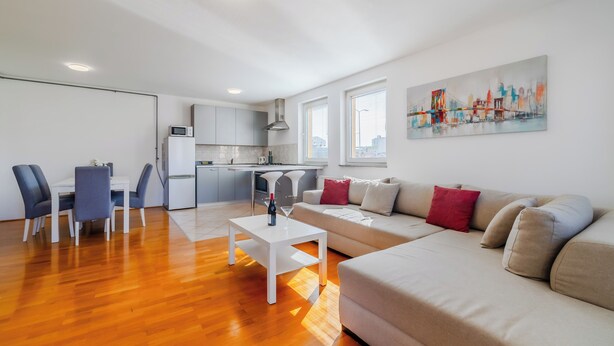 A modern apartment with a dining area, kitchen, and living room. - Cherry City Stay Apartment With Parking (Zagreb)