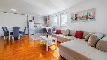 Family Apartment, 2 Bedrooms, Balcony (Cherry City Stay Apartment With) | Living area