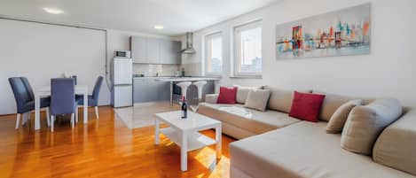 Familjelägenhet - 2 sovrum - balkong (Cherry City Stay Apartment With) | Vardagsrum