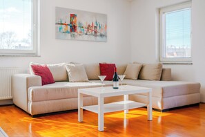 Appartamento familiare, camere multiple (Cherry City Stay Apartment With) | Area soggiorno | TV a schermo piatto 21 pollici con canali via cavo